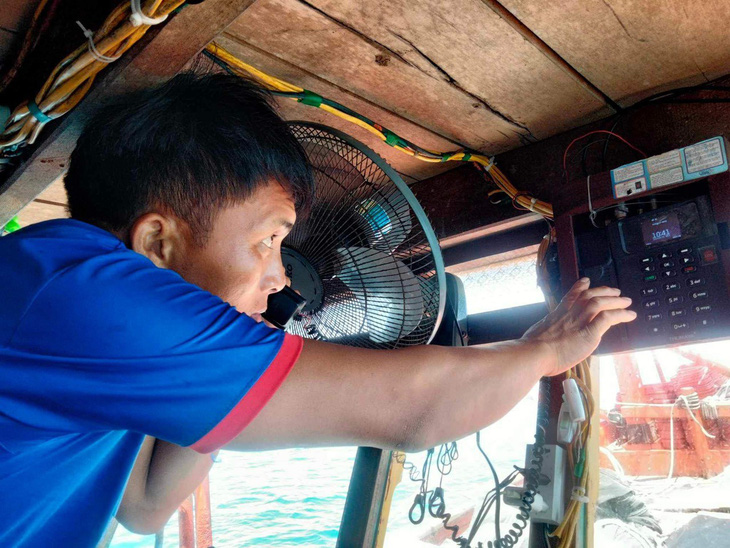 Mạng viễn thông gặp sự cố khiến thiết bị giám sát hành trình trên tàu ngư dân Quảng Bình tê liệt hơn một tháng qua - Ảnh: C.HỢP