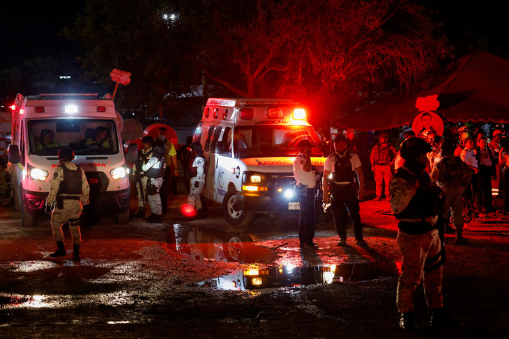 Lực lượng cứu hộ và cảnh sát được huy động đến hiện trường để giải cứu những nạn nhân bị mắc kẹt - Ảnh: REUTERS