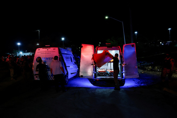 Nhân viên y tế cũng có mặt tại hiện trường để kịp thời hỗ trợ các nạn nhân - Ảnh: REUTERS
