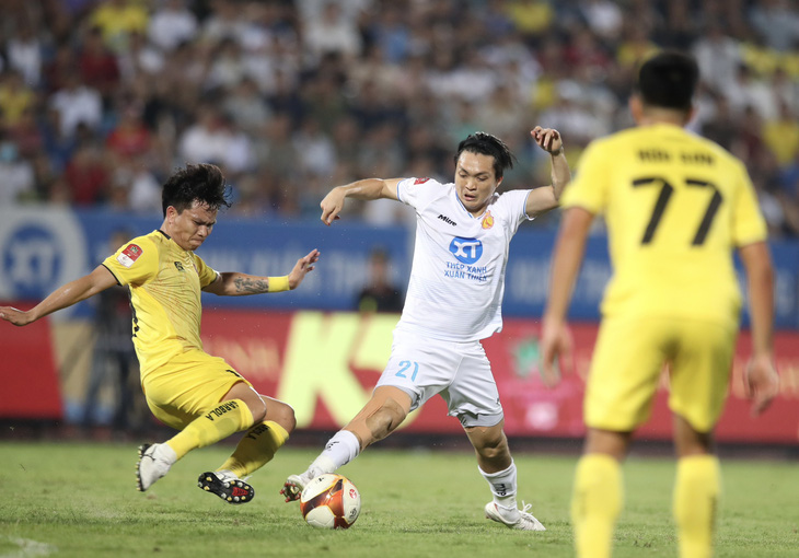 Nam Định (giữa) đang hụt hơi trên đường đến ngôi vô địch V-League - Ảnh: MINH ĐỨC