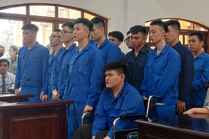 Các bị cáo trong vụ bắn chết nam thanh niên giữa trung tâm TP Biên Hòa, tỉnh Đồng Nai gây xôn xao dư luận - Ảnh: A.B.