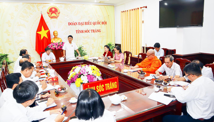 Đoàn đại biểu Quốc hội tỉnh Sóc Trăng đề nghị Công ty Điện lực Sóc Trăng quan tâm đến an sinh xã hội, đẩy mạnh công tác tuyên truyền sử dụng điện an toàn, tiết kiệm điện và hiệu quả.