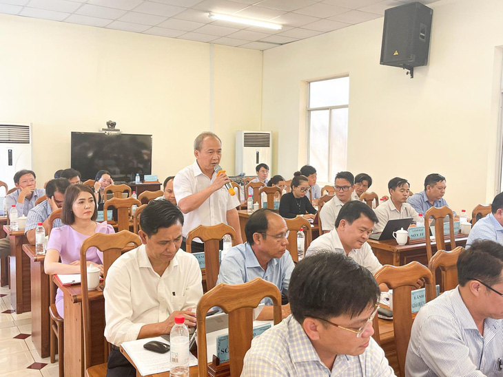 Đại diện Công ty Điện lực Bình Phước trả lời ý kiến của cử tri trên địa bàn