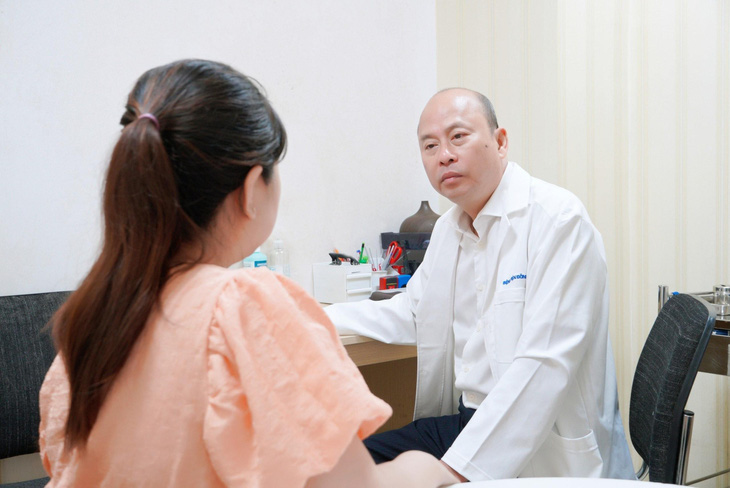 TS BS Lê Quang Thanh trực tiếp thăm khám cho bệnh nhân tại Bệnh viện Đồng Nai -2