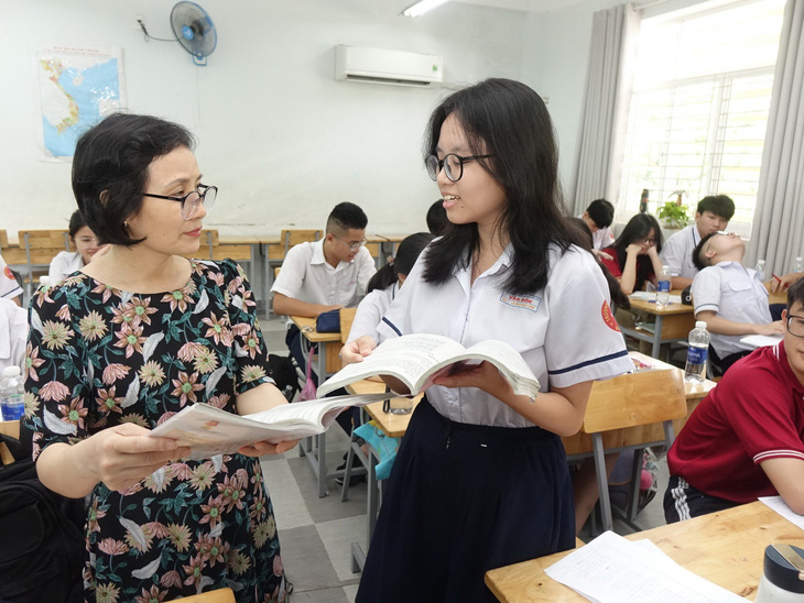 Học sinh lớp 9A1 Trường THCS Vân Đồn, quận 4, TP.HCM ôn thi tuyển sinh 10 cùng giáo viên môn ngữ văn - Ảnh: NHƯ HÙNG
