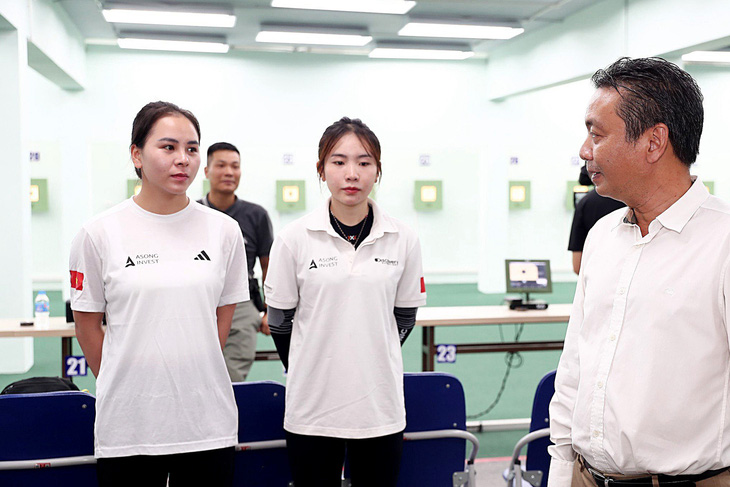 Trịnh Thu Vinh (trái) và Lê Thị Mộng Tuyền là hai vận động viên bắn súng Việt Nam tham dự Olympic 2024 - Ảnh: QUÝ LƯỢNG
