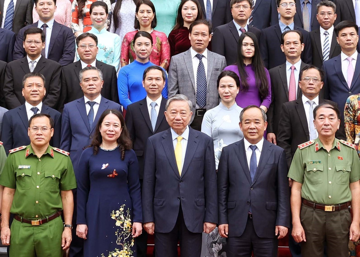 Chủ tịch nước Tô Lâm với các cán bộ Văn phòng Chủ tịch nước - Ảnh: TTXVN