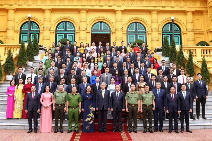 Chủ tịch nước Tô Lâm với các cán bộ Văn phòng Chủ tịch nước - Ảnh: TTXVN