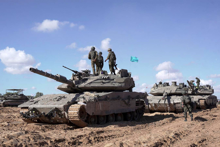 Xe tăng Israel thuộc Lữ đoàn Givati hoạt động ở phía Đông thành phố Rafah ở Dải Gaza - Ảnh: AFP