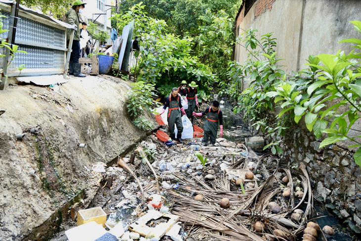 Vớt gần 5 tấn rác trên kênh thoát nước quận Tân Bình- Ảnh 13.