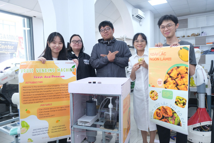 Nhóm sinh viên năm nhất chế tạo máy bán trái cây lắc tự động - Ảnh: NGỌC PHƯỢNG