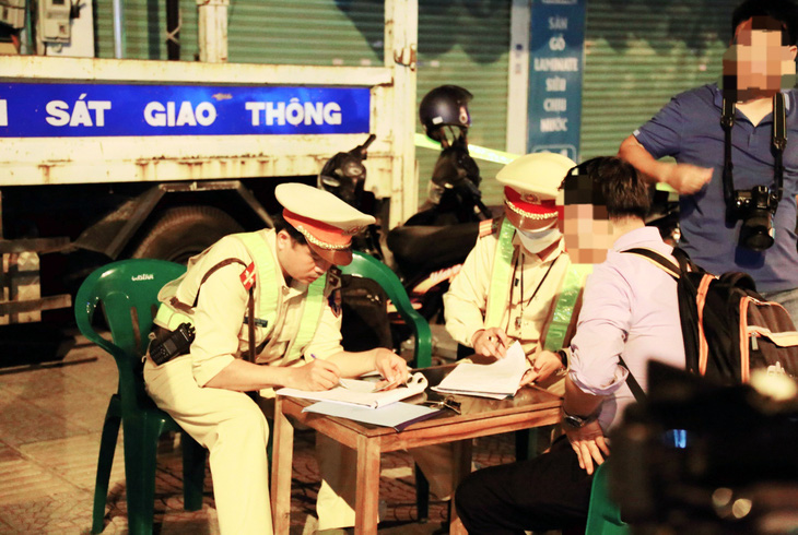 Cảnh sát giao thông Đà Nẵng lập biên bản một trường hợp vi phạm nồng độ cồn - Ảnh. ĐOÀN CƯỜNG