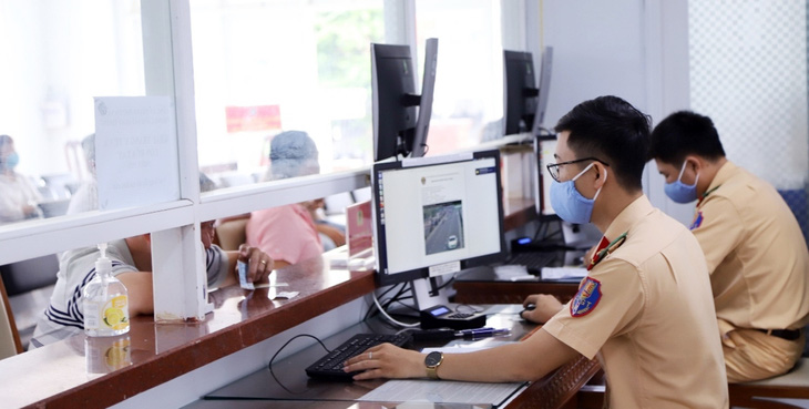 Cảnh sát giao thông Đà Nẵng xử lý phạt nguội qua camera giám sát - Ảnh: ĐOÀN CƯỜNG