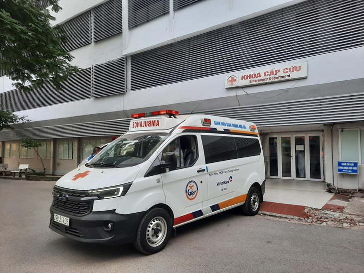 Chiều 24-5, ba nạn nhân vụ cháy chuyển từ Bệnh viện Giao thông vận tải đến Bệnh viện Bạch Mai tiếp tục điều trị - Ảnh: T.MINH