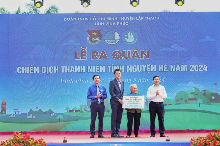 Ngân hàng Woori Việt Nam ủng hộ tiền xây dựng 