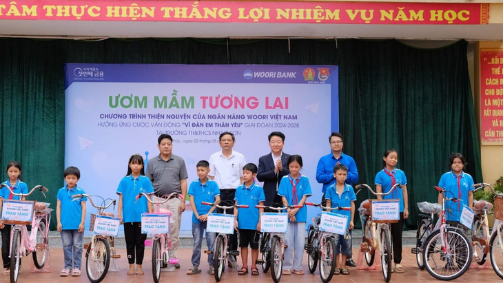 Ngân hàng Woori Việt Nam trao tặng xe cho các em học sinh trường tiểu học Nhạo Sơn