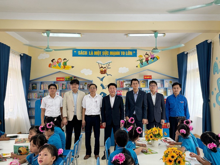 Thư viện mới của trường tiểu học Nhạo Sơn do Ngân hàng Woori Việt Nam trao tặng