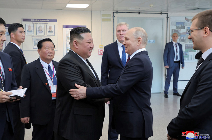 Nhà lãnh đạo Triều Tiên Kim Jong Un và Tổng thống Nga Vladimir Putin gặp nhau tại sân bay vũ trụ Vostochny ở vùng Amur (Nga) hồi tháng 9-2023 - Ảnh: KCNA