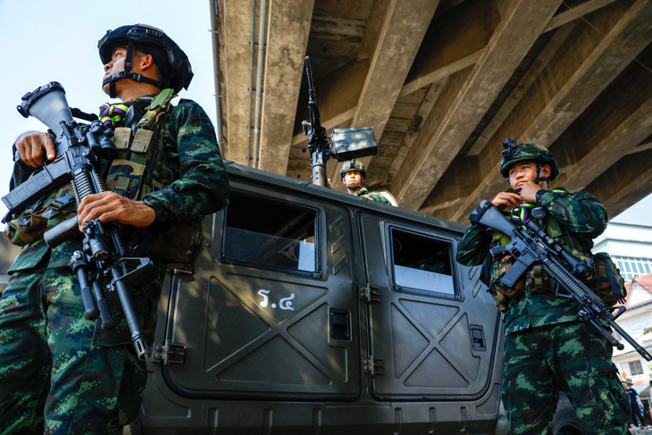 Một số binh sĩ Thái Lan canh gác ở khu vực biên giới Thái Lan - Myanmar do tình hình xung đột căng thẳng và phức tạp - Ảnh: AFP