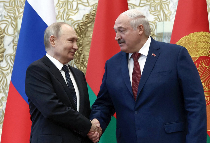 Tổng thống Nga Vladimir Putin (bên trái) bắt tay Tổng thống Belarus Alexander Lukashenko tại buổi hội đàm ở thủ đô Minsk (Belarus) hôm 24-5 - Ảnh: AFP