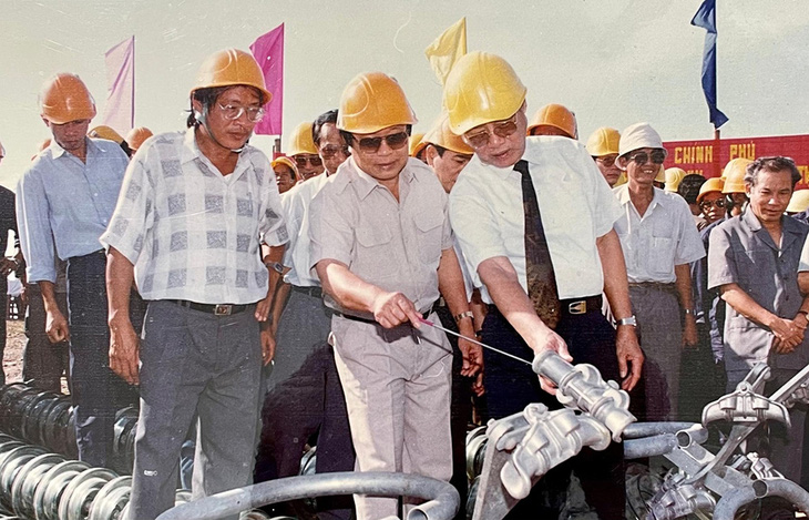 Thủ tướng Võ Văn Kiệt thị sát công trường thi công đường dây 500 kV Bắc - Nam