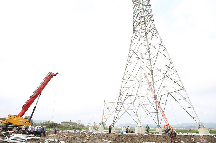 Thi công dựng cột Đường dây 500 kV mạch 3 Quảng Trạch - Phố Nối với phương châm 