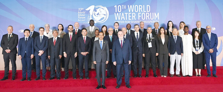 Tổng thống Indonesia Joko Widodo (hàng trước, bên trái) đứng cạnh Chủ tịch Hội đồng Nước thế giới Loïc Fauchon tại Bali, Indonesia ngày 20-5 - Ảnh: Ban thư ký Diễn đàn Nước thế giới lần thứ 10