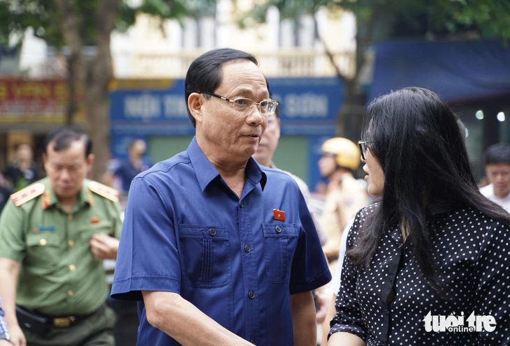 Phó chủ tịch Quốc hội Trần Quang Phương đến hiện trường vụ cháy - Ảnh: DANH TRỌNG