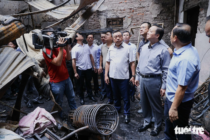Phó Thủ tướng Trần Hồng Hà thị sát hiện trường vụ cháy - Ảnh: ĐOÀN BẮC