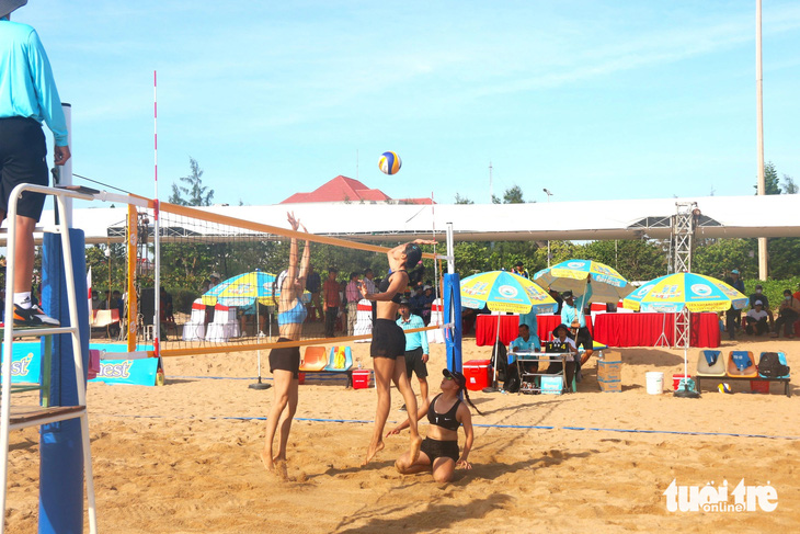 Các vận động viên nữ thi đấu tại Giải vô địch quốc gia môn bóng chuyền bãi biển năm 2024 tại bờ biển TP Tuy Hòa (tỉnh Phú Yên) - Ảnh: NGUYỄN HOÀNG