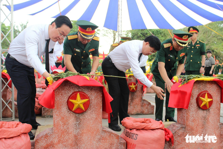 Lãnh đạo tỉnh Nghệ An làm lễ an táng hài cốt liệt sĩ hy sinh ở Lào - Ảnh: DOÃN HÒA