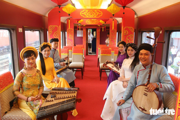 Hiện nay đoàn tàu du lịch "Kết nối di sản miền Trung" nối Đà Nẵng - Huế đã được khai thác, hành trình Revolution Express cũng sẽ mang đến trải nghiệm mới cho khách qua đèo Hải Vân - Ảnh: NHẬT LINH