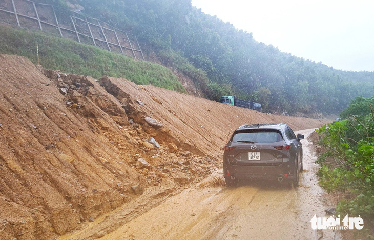 Đất đá theo nước mưa sạt xuống bên dưới phần đường lưu thông theo hướng từ Bình Định lên Gia Lai trên quốc lộ 19 qua đèo An Khê (ảnh chụp chiều 21-5-2024) - Ảnh: LÂM THIÊN