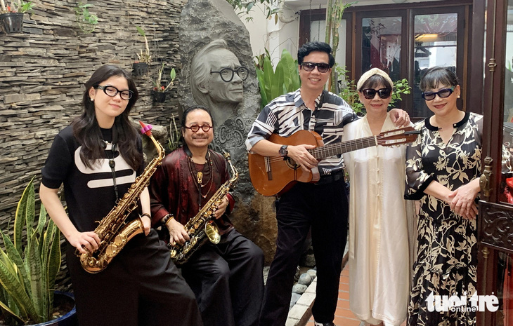 Từ trái qua: Nghệ sĩ saxophone An Trần, Trần Mạnh Tuấn, ca sĩ Tấn Sơn, nhà thiết kế Trịnh Hoàng Diệu, ca sĩ Trịnh Vĩnh Trinh - Ảnh: HOÀI PHƯƠNG
