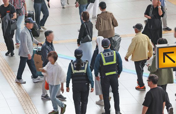 Cảnh sát tuần tra quanh ga Seoul chiều 24-5 - Ảnh: News1