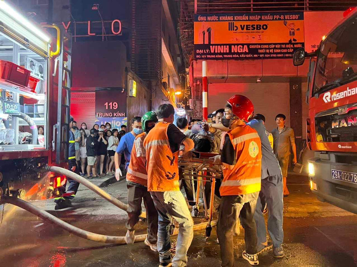 Lực lượng tham gia chữa cháy tại nhà số 1, hẻm 31, ngách 98, ngõ 43 đường Trung Kính, TP Hà Nội ngày 24-5 - Ảnh: MINH THANH