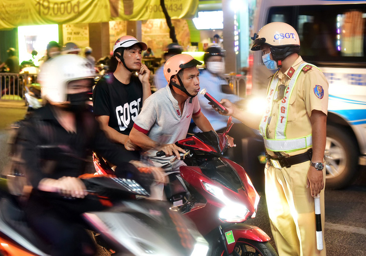 Cảnh sát giao thông đo nồng độ cồn các tài xế trên đường Trần Huy Liệu, quận Phú Nhuận, TP.HCM - Ảnh: T.T.D.
