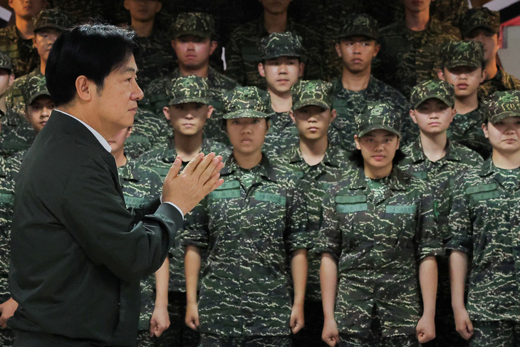 Nhà lãnh đạo Đài Loan Lại Thanh Đức khi thăm một doanh trại của lực lượng phòng vệ Đài Loan ngày 23-5 - Ảnh: REUTERS