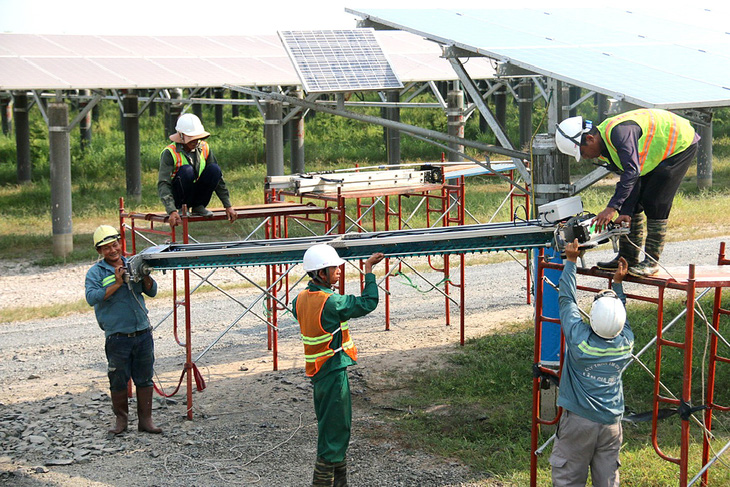 Nếu có chính sách giá mua điện, các hệ thống điện mặt trời mái nhà kết hợp pin lưu trữ sẽ phát triển mạnh ở Việt Nam - Ảnh: NGỌC HIỂN