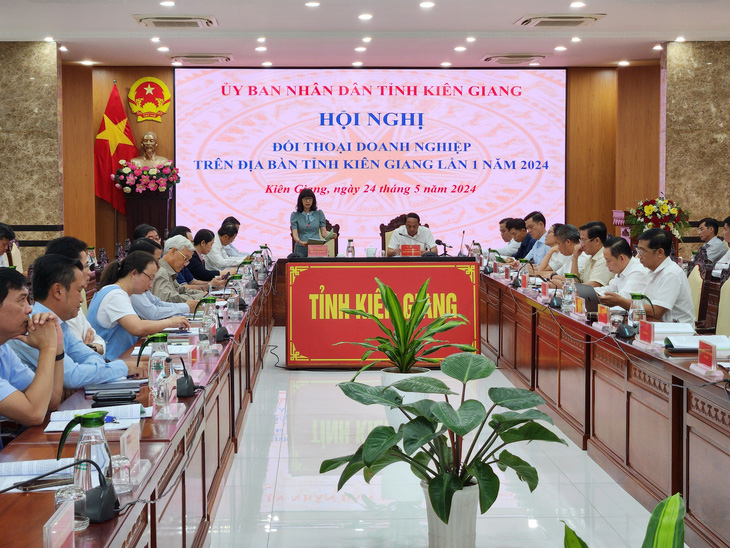 Toàn cảnh chủ tịch UBND tỉnh Kiên Giang đối thoại với doanh nghiệp bằng hình thức trực tiếp và trực tuyến - Ảnh: BỬU ĐẤU