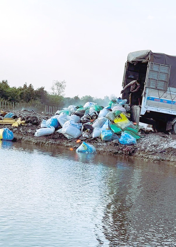 Xe tải biển số 70C-178.80 đổ rác tại bãi vào ngày 26-3 - Ảnh: Nhóm PV