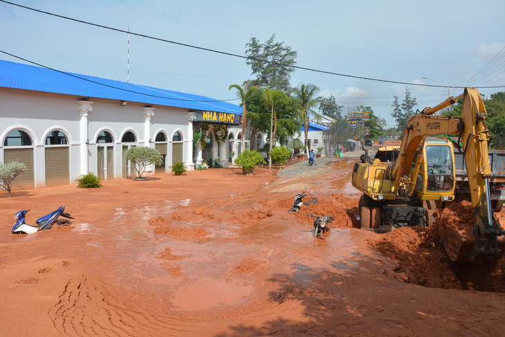 Vụ sạt lở cát đỏ lúc rạng sáng 21-5 tại dự án Sentosa Mũi Né gây ách tắc giao thông, chôn lấp và hư hỏng nhiều tài sản người dân - Ảnh: ĐỨC TRONG