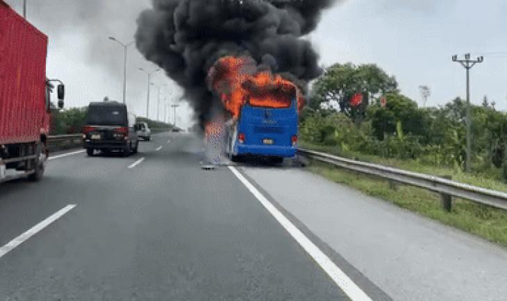 Chiếc xe khách bốc cháy ngùn ngụt - Ảnh: Công an cung cấp