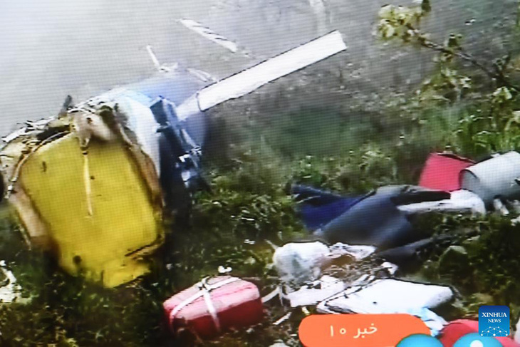 Ảnh chụp hôm 20-5 cho thấy mảnh vỡ của chiếc trực thăng bị rơi gần huyện Varzaqan (tỉnh Đông Azerbaijan), cách Tehran khoảng 670km - Ảnh: XINHUA/IRIB TV