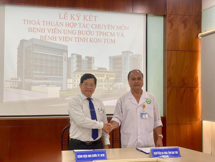 Bệnh viện Ung bướu TP.HCM ký kết thỏa thuận hợp tác chuyên môn với Bệnh viện tỉnh Kon Tum - Ảnh: Bệnh viện cung cấp