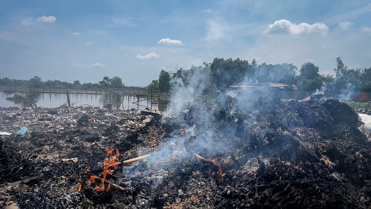 Cận cảnh 'đại công trường' tập kết, đốt rác trái phép ở huyện Bình Chánh- Ảnh 10.