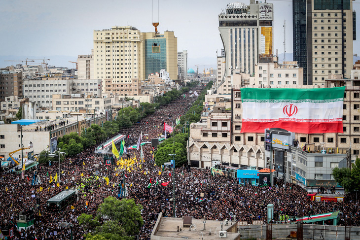 Đám đông tập trung tại đại lộ chính ở thành phố Mashhad để tiễn biệt cố Tổng thống Raisi - Ảnh: REUTERS
