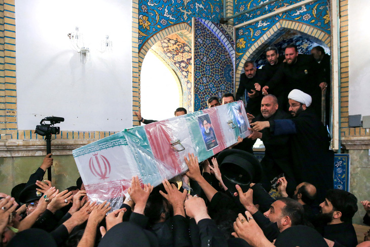 Nhân viên khiêng quan tài của cố Tổng thống Iran trong lễ an táng tại thánh địa Hồi giáo Imam Reza, thành phố Mashhad ngày 23-5 - Ảnh: REUTERS