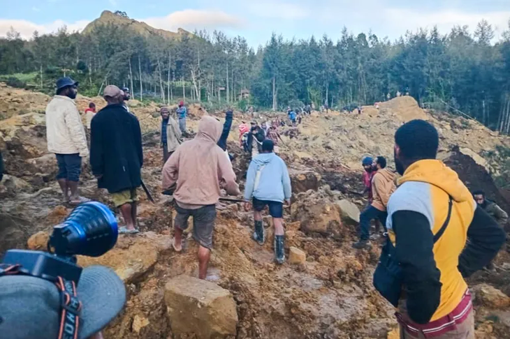 Người dân tập trung tại hiện trường vụ lở đất ở Maip Mulitaka, tỉnh Enga, Papua New Guinea - Ảnh: AFP