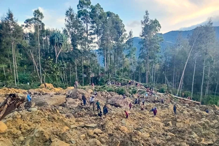 Lở đất xảy ra lúc mọi người đang ngủ nên gần như cả làng bị chôn vùi - Ảnh: AFP